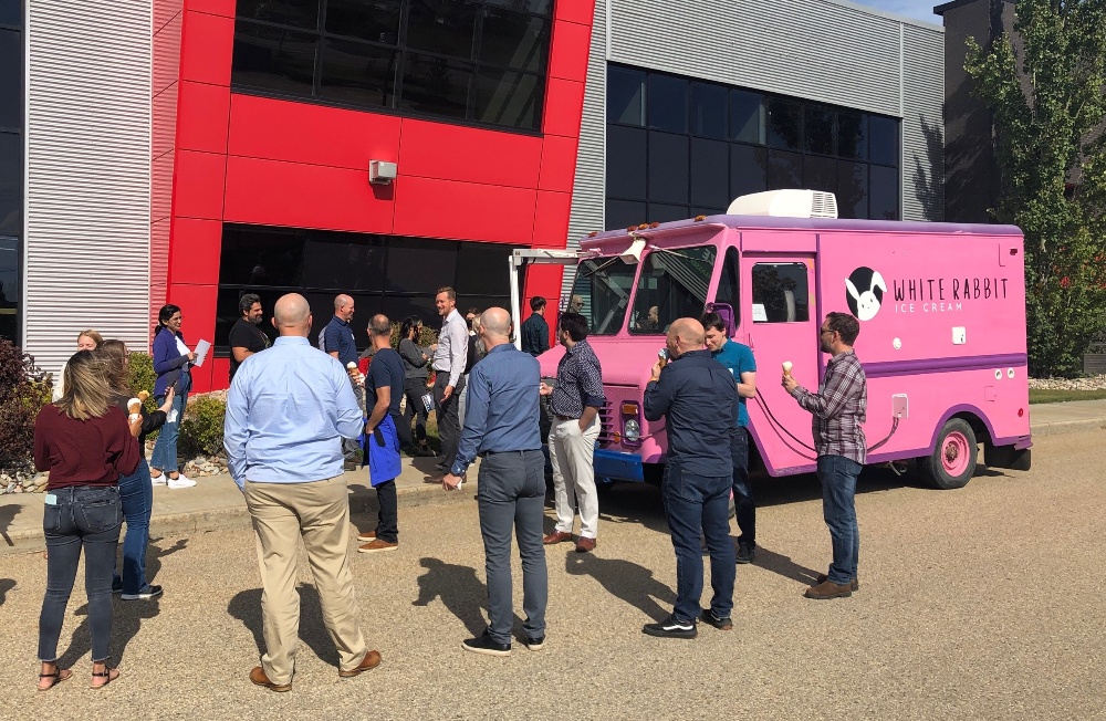 Ein Eiswagen kommt für eine Sommerveranstaltung